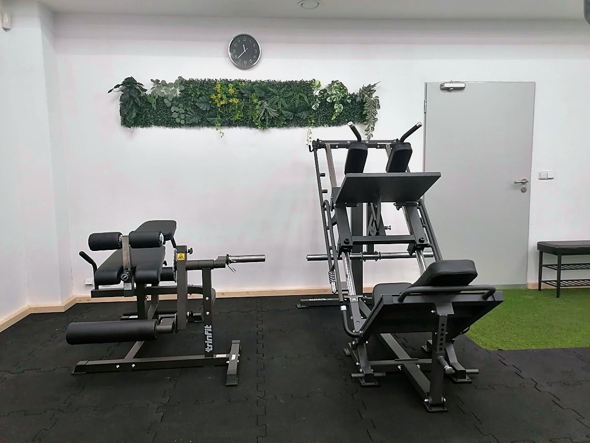 Posilovací stroje (legpress, předkopávání, hack squat) – MFS 2, My Fit Space Brno